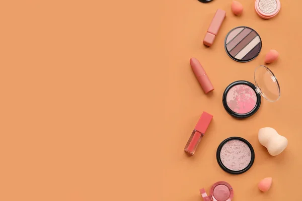 Dekorativa Kosmetika Med Svampar Orange Bakgrund — Stockfoto