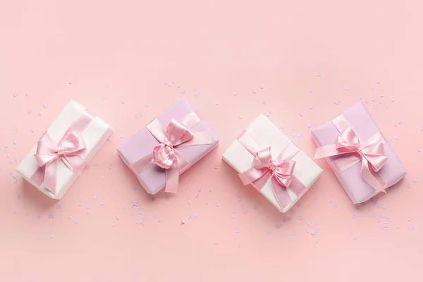 Geschenkschachteln Mit Schönen Schleifen Und Konfetti Auf Rosa Hintergrund — Stockfoto