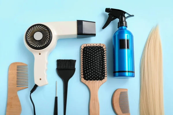 Haarsträhne Mit Bürsten Trockner Und Sprühflasche Auf Blauem Hintergrund — Stockfoto