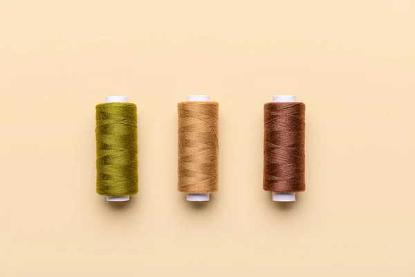 色の背景にある3つの糸のスプール — ストック写真
