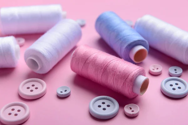 Different Thread Spools Buttons Pink Background Closeup — Stock Photo, Image