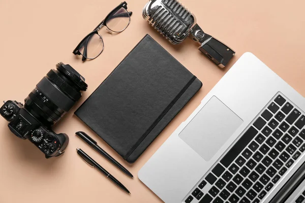 Caderno Com Microfone Laptop Câmera Fotográfica Óculos Fundo Bege — Fotografia de Stock