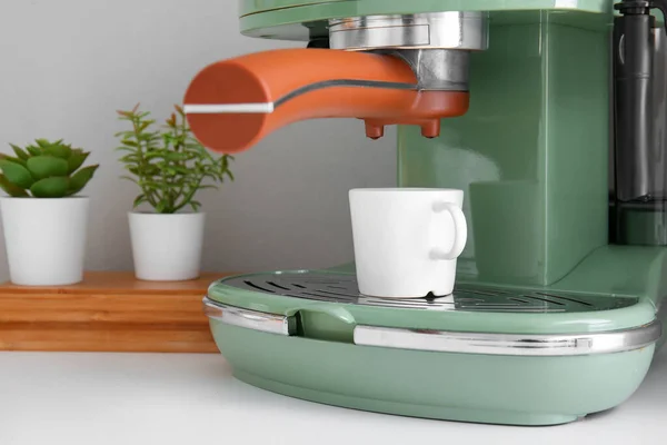 Modern Coffee Machine Cup Table Closeup — Stock Photo, Image