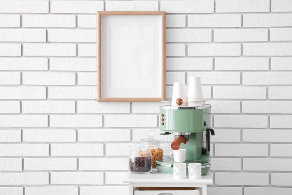Beyaz Tuğla Duvarın Yanındaki Masada Fincanlı Fasülyeli Atıştırmalıklı Modern Kahve — Stok fotoğraf