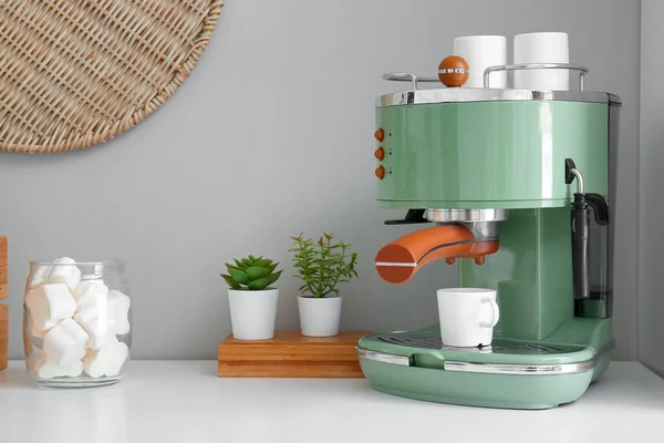 Modern Coffee Machine Cups Jar Marshmallows Table White Wall — Stock Photo, Image