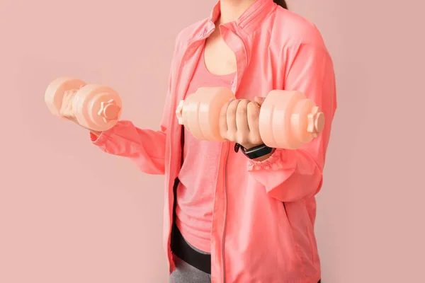 Sportos Súlyzók Közelében Rózsaszín Fal Közelről — Stock Fotó