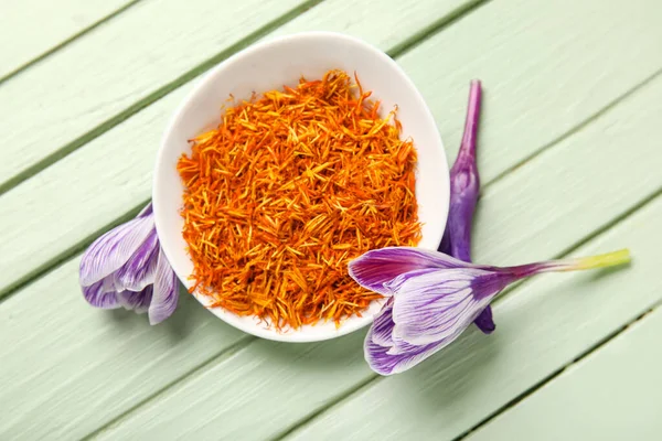 Bowl Dried Saffron Threads Crocus Flowers Green Wooden Table — Stock Photo, Image