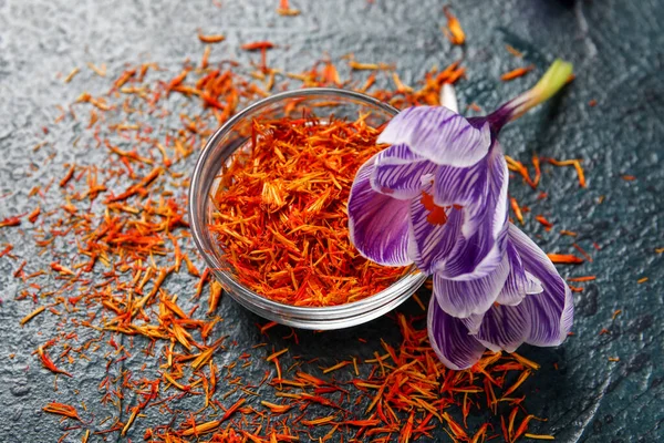 Bowl Dried Saffron Threads Crocus Flowers Black Table — Stock Photo, Image