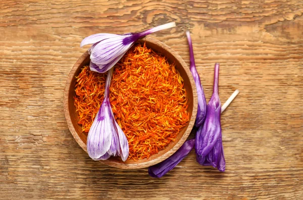 Bowl Dried Saffron Threads Crocus Flowers Wooden Table — Stock Photo, Image