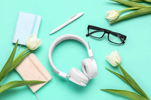 Moderne Kopfhörer Brillen Notizbücher Kugelschreiber Und Tulpenblumen Auf Farbigem Hintergrund — Stockfoto