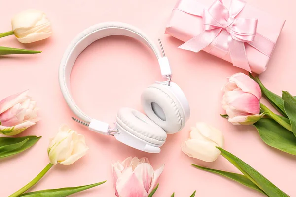 Samenstelling Met Moderne Hoofdtelefoon Geschenkdoos Mooie Tulpenbloemen Roze Achtergrond — Stockfoto