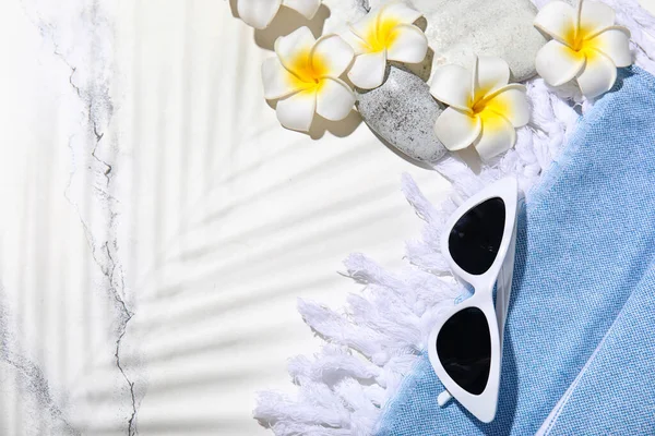 Composición Con Gafas Sol Toalla Plumeria Flores Sobre Fondo Mármol — Foto de Stock