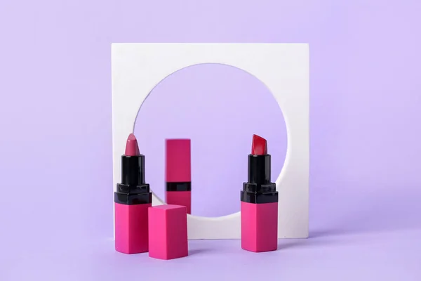 Figurine Décorative Plâtre Rouges Lèvres Sur Fond Lilas — Photo