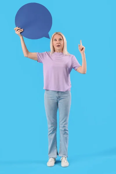 Mature Woman Blank Speech Bubble Pointing Something Blue Background — Stock Photo, Image