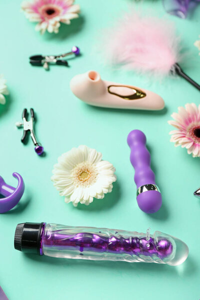 Секс-игрушки с цветами на мятном фоне