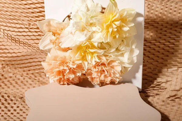 Podiums Décoratifs Plâtre Avec Des Fleurs Sur Fond Papier — Photo