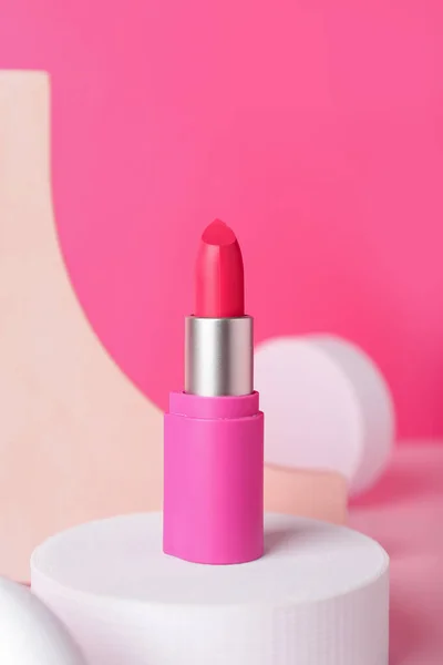 분홍빛 배경에 장식용 립스틱 — 스톡 사진