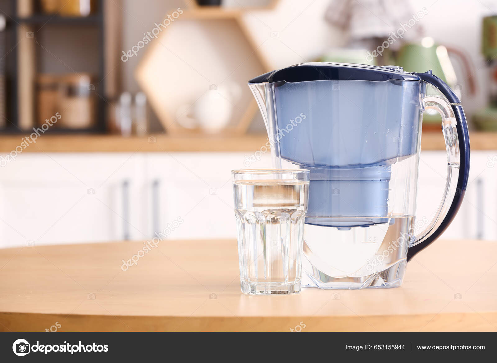 Modern Filterkanna Och Glas Vatten Bordet Köket — Stockfotografi © serezniy  #653155944