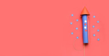 ABD 'nin Bağımsızlık Günü için kırmızı zemin üzerinde metin için alanı olan havai fişek roketi