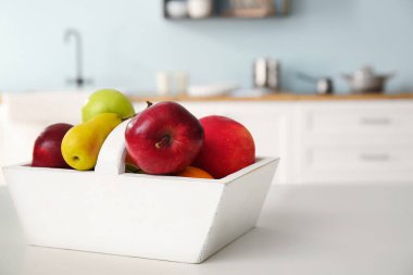 Mutfakta meyveli kase, yakın plan.