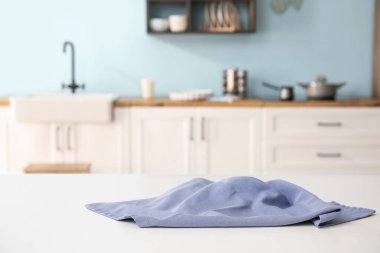 Mutfaktaki masada mavi peçete.