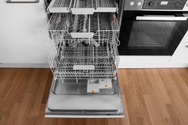 Modern mutfakta bulaşık makinesi açık.