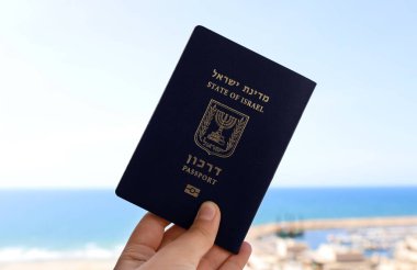 İsrail pasaportlu bir kadın, yakın plan.