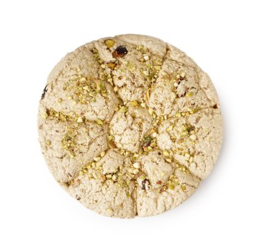 Beyaz arka planda fıstıklı Tahini halkası.