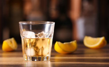 Bardaki masada bir bardak soğuk rom.