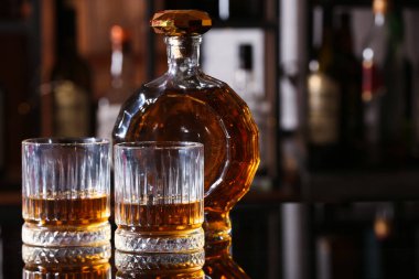 Bardaki masada bir şişe soğuk rom.