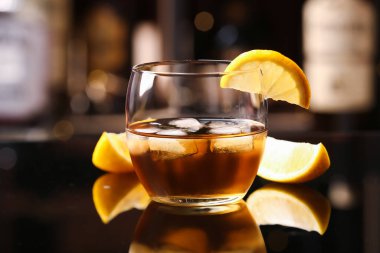 Bardaki masada bir bardak soğuk rom.