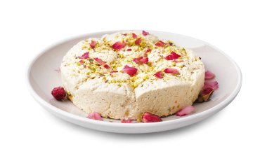 Beyaz arka planda fıstıklı Tahini Halva tabağı