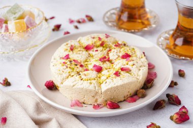 Hafif arkaplanlı fıstıklı Tahini Halva tabağı