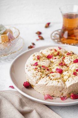 Hafif arka planda fıstıklı lezzetli Tahini halkası, yakın plan.