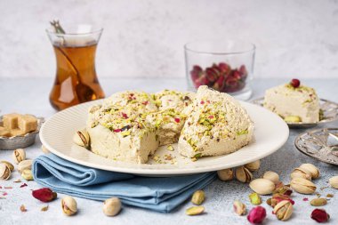 Hafif arkaplanlı fıstıklı Tahini Halva tabağı