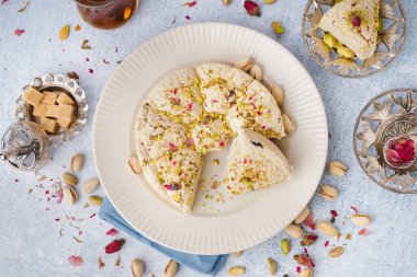Hafif arkaplanlı fıstıklı Tahini Halva tabağı