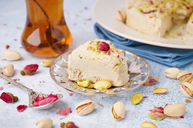 Hafif arkaplanlı fıstıklı Tahini halva tabakları.