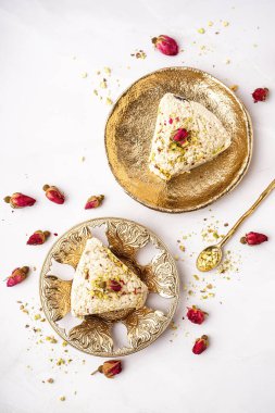 Beyaz arka planda lezzetli Tahini halkası olan tabaklar