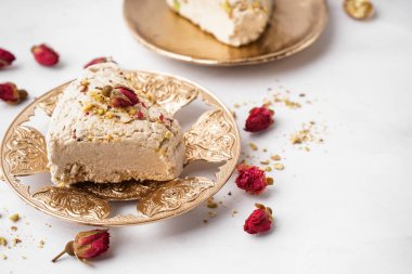 Beyaz arka planda lezzetli Tahini halkası olan tabaklar