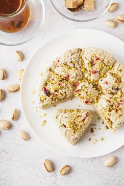 Hafif arkaplanlı fıstıklı Tahini Halva tabağı
