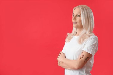 Kırmızı arka planda olgun bir kadın