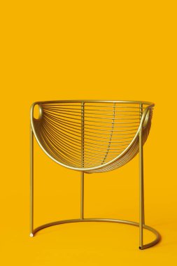 Turuncu arka planda modern metalik koltuk