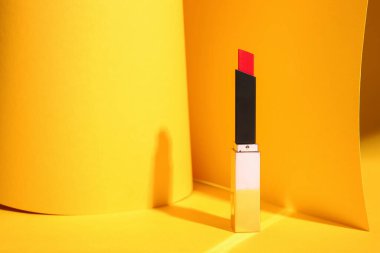Sarı arkaplanda güzel bir ruj.