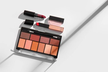 Işık arkaplanındaki göz falı ve ruj paleti