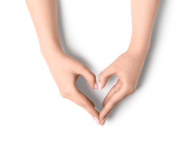 Kadın kalp elleri beyaz arka plan üzerinde yapma