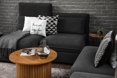 Modern oturma odasında floraryum ve dergi olan kahve masası.