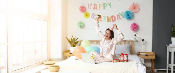 Mujer Joven Feliz Con Portátil Celebrando Cumpleaños Casa —  Fotos de Stock