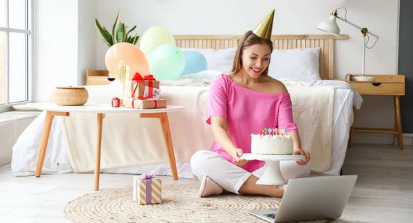 Boldog Fiatal Laptop Ünnepli Születésnapját Otthon — Stock Fotó