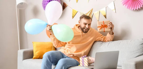 Boldog Fiatal Férfi Laptoppal Ünnepli Születésnapját Otthon — Stock Fotó