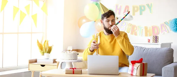 Jongeman Met Laptop Viert Verjaardag Thuis — Stockfoto